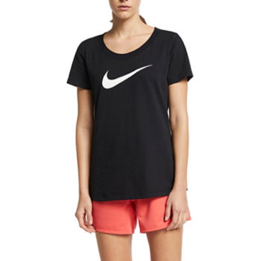 Nike women’s scoop neck tee